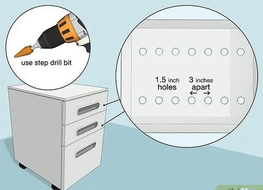 1-ci addım 1 (3,8 sm) deşikli (3,8 sm) deşikləri bir sənəd kabinetinin çekmecesində.