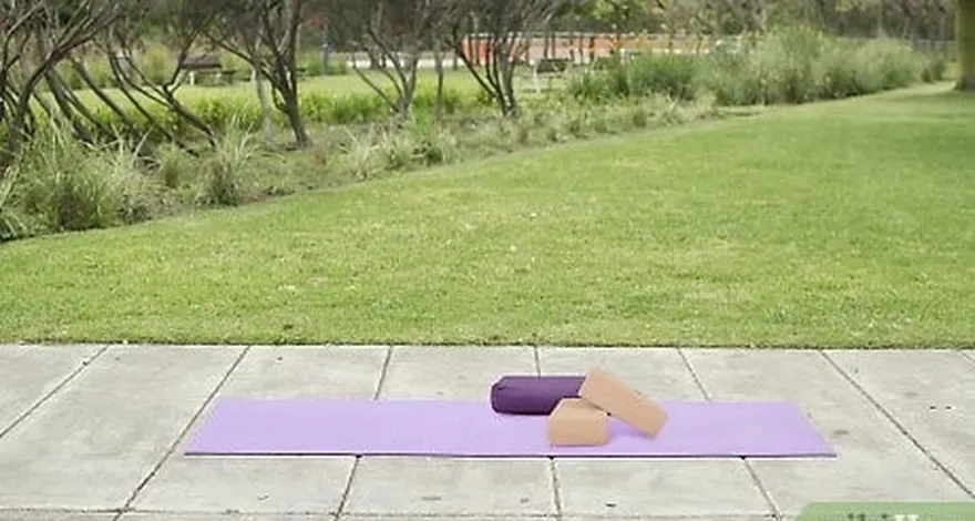 addım 2 bir məşq və ya yoga mat, yoga blokları və istifadə üçün bir bolster və ya uyğun alternativ (lər) alın.