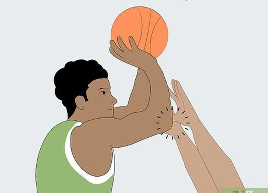 addım 6 müdafiəçiyə vurun's arms if the shot is low-percentage to draw a foul.