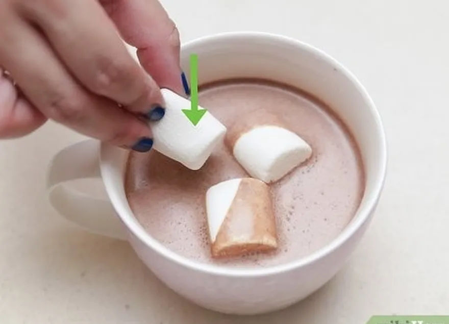 addım 5 marshmallows-u isti kakao və ya desertə atın.